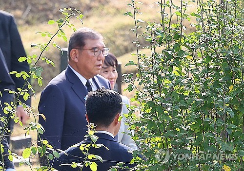 의인 이수현씨 묘 참배하는 이시바 시게루 일본 총리