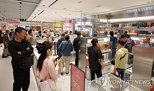 정부 "외국인 관광객 늘어도 면세업 부진…지원방안 모색"_박준형