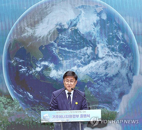 김성환 기후장관 "탈탄소, 생존 위해 필수…흔들림 없이 추진"_윤은별