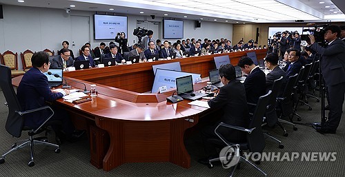李대통령 "뭘 그렇게 웃으면서 저항하는 느낌을 줘요"_정지서