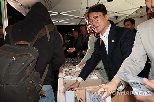 새벽 인력시장 찾은 金총리 "일자리·안전에 최선"_정지서