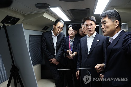 새벽 인력시장 인력 현황 보고받는 김민석 국무총리