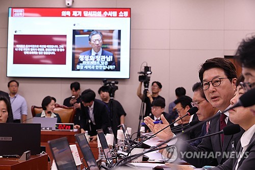 정성호 법무부 장관에게 질의하는 신동욱 의원