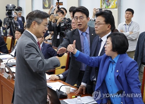 '한심한 XX·너한테 말 내렸어'…욕설·반말·고성 난무한 국감_온다예