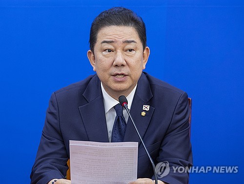 국정감사 대책회의에서 발언하는 김병기 원내대표