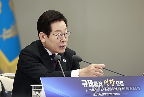 李대통령 "정부 관료화는 산업에 족쇄…이해관계 충돌 조정해줘야"_정지서