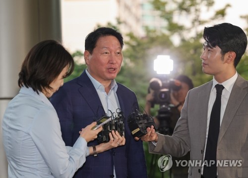 美 출국 최태원 "최선 다해 우리 경제에 기여"_김학성
