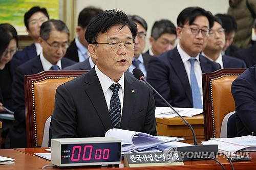 산은 회장, '대부업 운용' 명륜당 대출 의혹에 제대로 답변 못해…국감서 질타_한종화