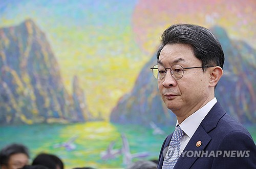 대부업계 '빚 탕감' 반발…이억원 "상위 10개사 협조키로"_정원