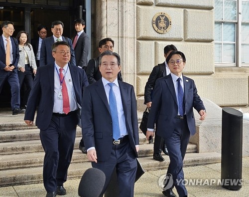 러트닉 만나고 나오는 한국 측 협상단