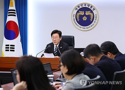李대통령 "방산에 대대적 예산 투자…범정부 역량 모아달라"(종합)_정지서