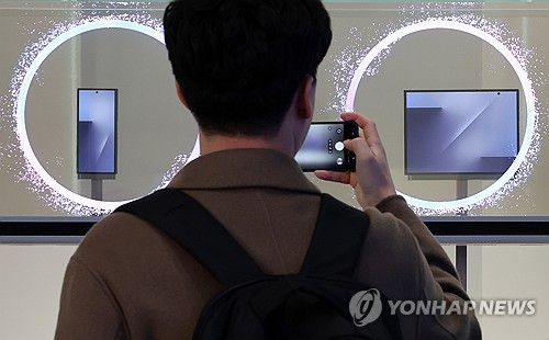 두 번 접는 삼성 '트라이폴드폰' 다음달 5일 출시…출고가 400만원 예상_윤영숙