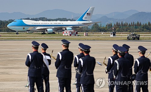 APEC 트럼프 미국 대통령 에어포스원 한국 도착