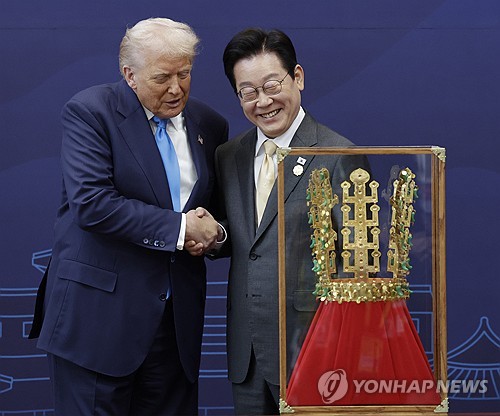'천마총 금관 모형'과 한미 정상