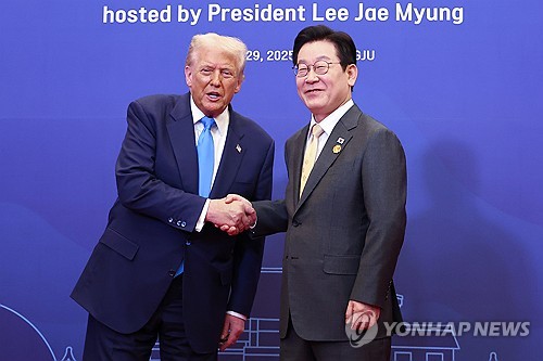 트럼프 대통령 영접하는 이재명 대통령