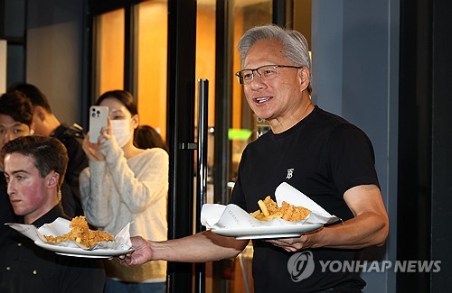 치킨 나눠주는 젠슨 황