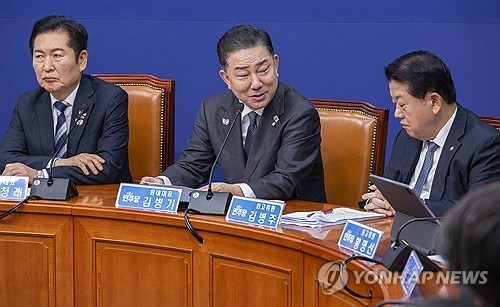 최고위원회의에서 발언하는 김병기 원내대표