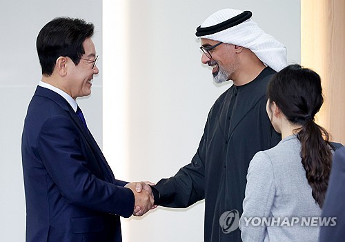 李대통령 만난 UAE 왕세자 "내달 첫 방문때 각별히 모시겠다"_정지서