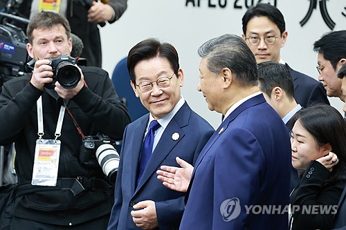 APEC 세션1 입장하는 이재명 대통령과 시진핑 주석