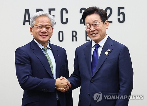 젠슨 황 만난 李대통령 "AI 생태계 함께 만들자…최적의 파트너"_정지서