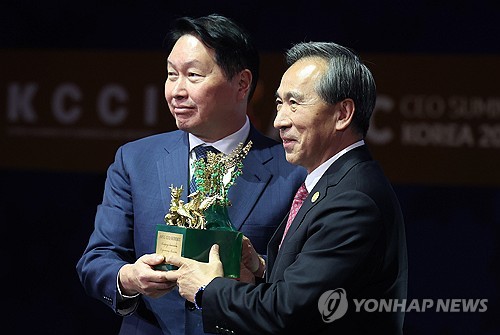 최태원 대한상의 회장, APEC CEO 서밋 의사봉 인계