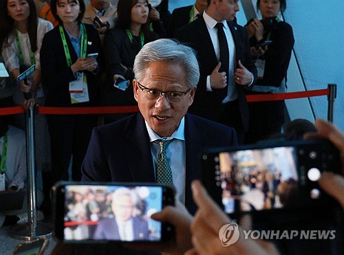 [APEC2025] 젠슨 황 "AI 반도체 '블랙웰', 중국에 판매하길 희망"(종합)_최정우