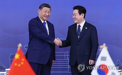 李 "호혜적 협력 더 발전해야"…習 "소통 심화·도전에 함께 대응"_정지서