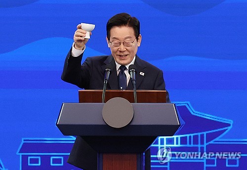 李대통령 지지율 53.0%·1.8%p↑…'관세타결·APEC 효과'[리얼미터]_황남경