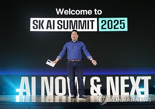 SK AI 서밋 기조연설하는 최태원 회장