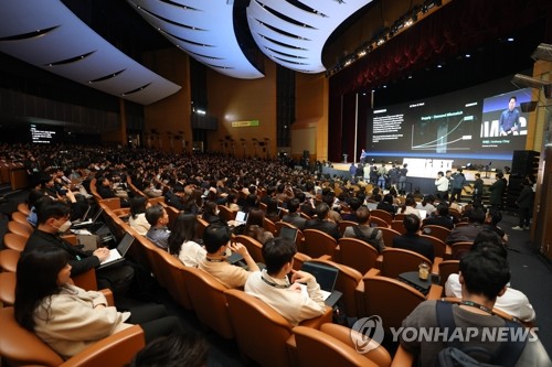 SK AI 서밋 기조연설하는 최태원 회장