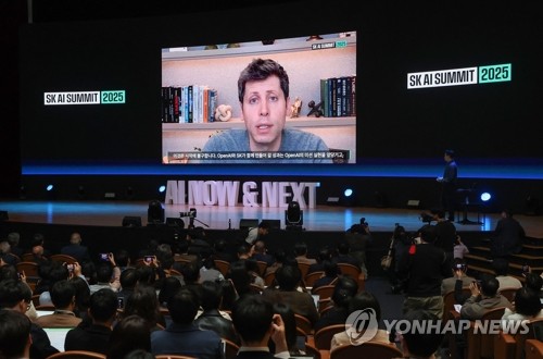 화상으로 발언하는 샘 올트먼 오픈AI CEO