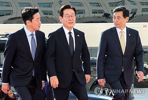 강훈식 "대통령 재충전 필요한 때…기운차게 곧 복귀하실 것"_정지서