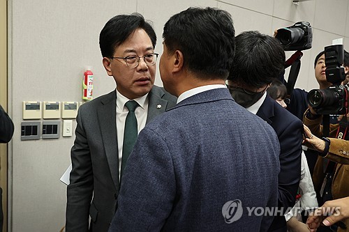 대통령실 첫 국감,  여야 날선 공방 속 1시간만에 파행_정지서