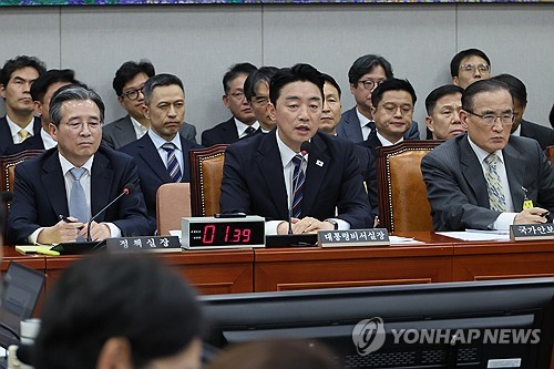 위원 질의에 답하는 강훈식 비서실장