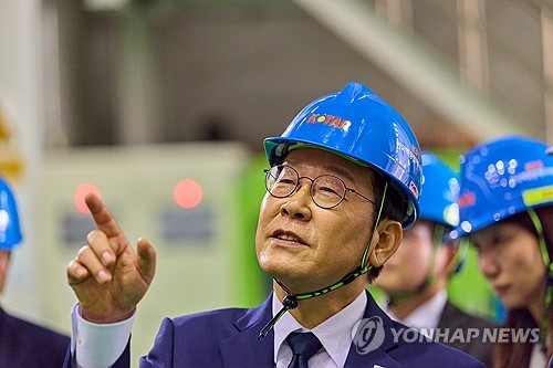 李대통령 지지율, 2주째 올라 56.7%…민주 47%·국힘 35%[리얼미터]_황남경