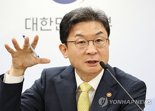 이억원 "금융사 보수적 영업관행 획기적으로 뜯어고쳐야"_이현정
