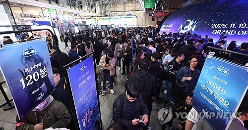 지난해 부산 벡스토에서 열린 지스타 행사장 모습긴 대기줄