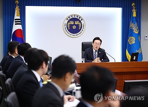 李대통령 "현 금융제도, 금융계급제 된 것 아니냐…해결책 마련하라"(종합)_온다예