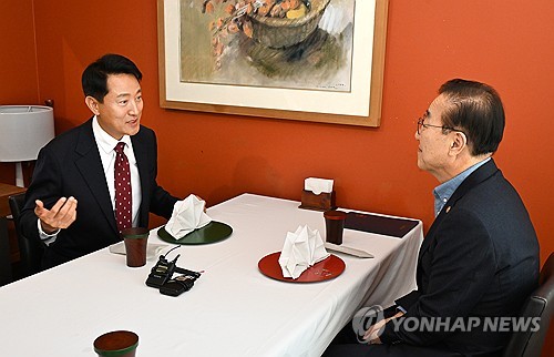 지난해 11월 오세훈 서울시장, 김윤덕 국토교통부 장관 만나 환담