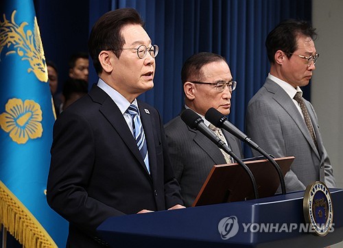 취재진 질문에 답하는 이재명 대통령