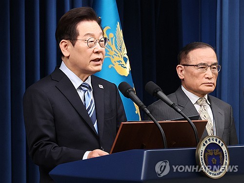 李대통령 "우리 무기는 버티는 것…내부서 발목 잡는 것 힘들었다"_황남경