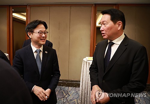 대화하는 김정관 산업통상부 장관과 최태원 대한상의 회장