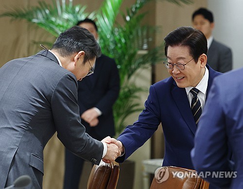 악수하는 이재명 대통령과 이재용 회장