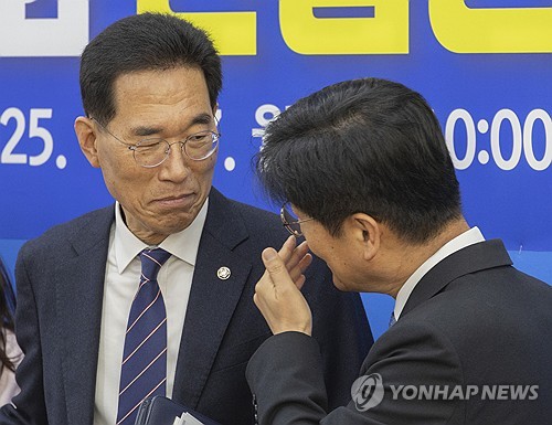 與 "정년연장 연내 입법 불가능한 일 아냐…'연장+재고용' 방향성 논의"_온다예