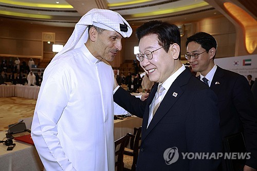 칼둔 아부다비 청장과 인사하는 이재명 대통령