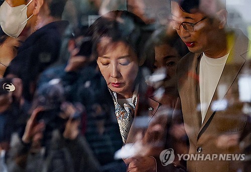 與 "국힘, 패스트트랙 폭력사태 머리 숙여 사과해야"_황남경