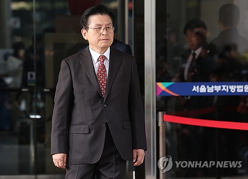 '벌금형 선고' 법정 나서는 황교안 대표
