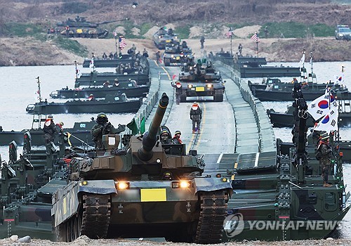 남한강 도하하는 K-2 전차