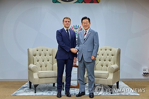 한-프 정상회담, 악수하는 이재명 대통령과 마크롱 대통령