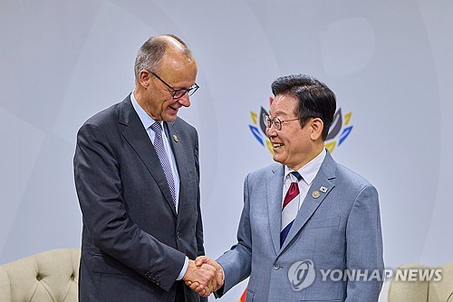 독일 총리 만난 李대통령 "통일 노하우 알려달라"_정지서